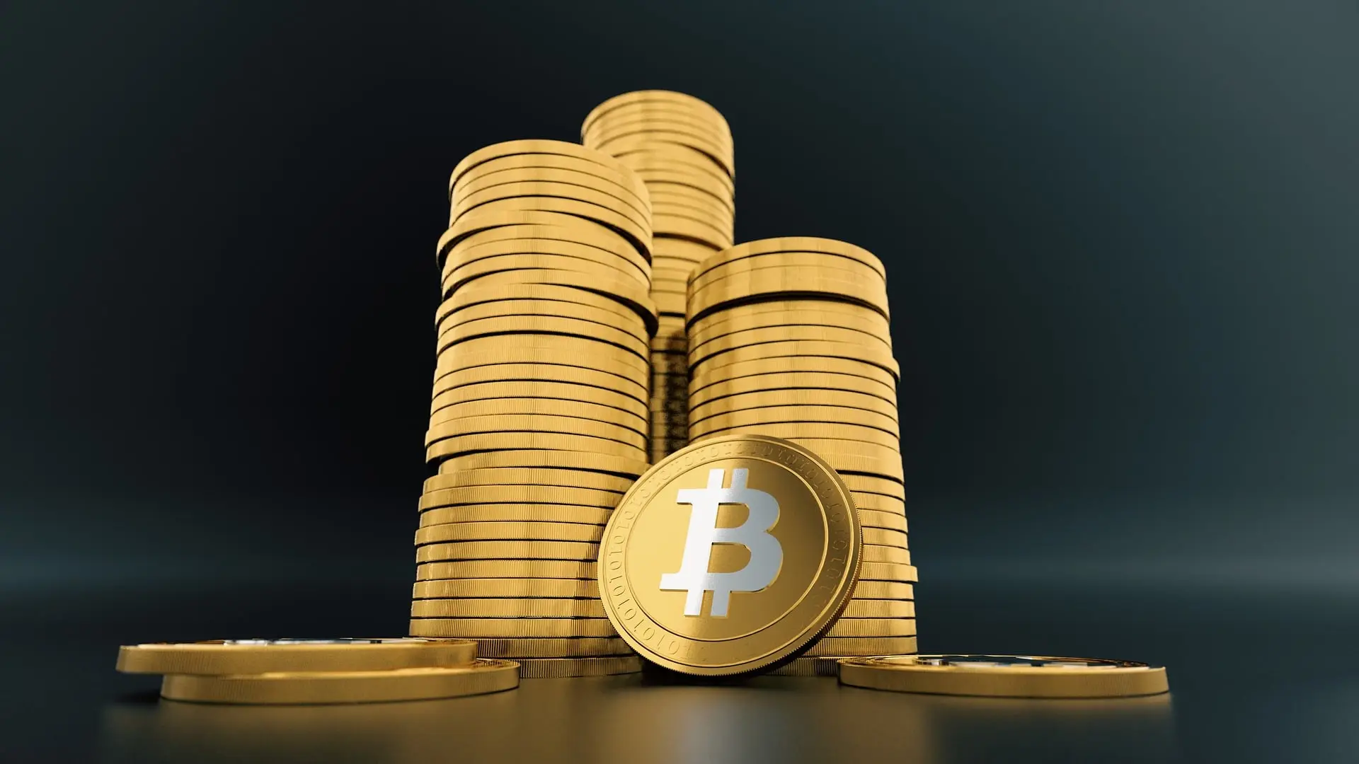 一堆金色比特币硬币：如何购买比特币