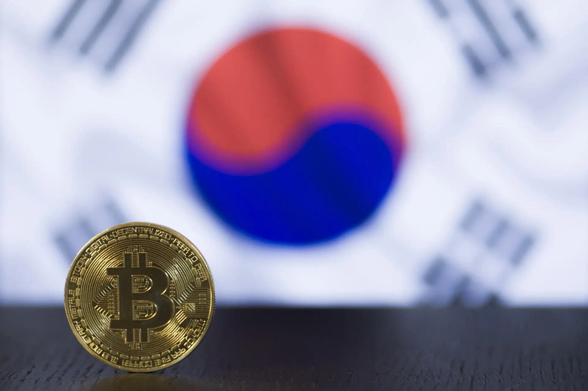比特币硬币与韩国国旗，代表韩国小额比特币购买